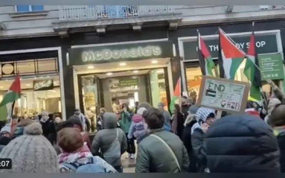 احتجاجات تحاصر "ماكدونالدز" في بريطانيا و"ستاربكس" في ألمانيا..اقتحام عشاء برلماني في لندن تضامنًا مع فلسطين والسودان