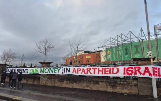 "لا تنفقوا أموالنا في إسرائيل"  ..‏ عرض لافتة احتجاجية خارج ملعب "سلتيك بارك" في غلاسكو