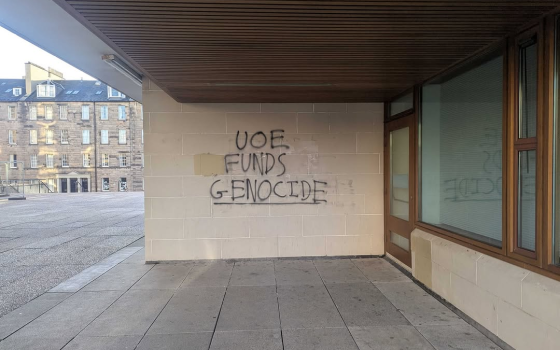 كتابات احتجاجية في إدنبرة رفضًا للاستثمارات المرتبطة بالإبادة
