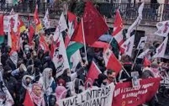 محاصرة شاحنة "كوكاكولا" في قرية ميلادية ببريطانيا... احتجاجات مستمرة دعمًا لسجناء "حركة فلسطين" المضربين عن الطعام