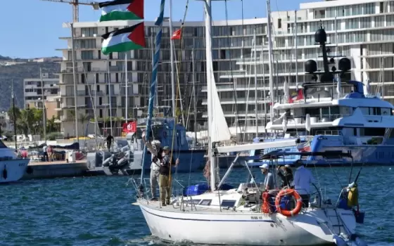 أسطول الصمود العالمي سينطلق من تونس لكسر حصار غزة...نشطاء يحاصرون 15 مقرًا لحزب العمال البريطاني تنديدًا بتواطئه بالإبادة  