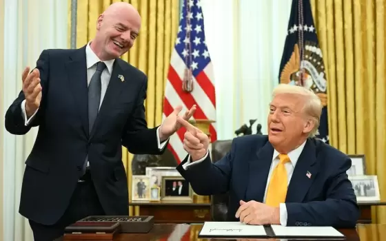 غضب شعبي من "الفيفا" و "ديلبوك" لتكريم ترامب واستضافة إسرائيليين... نشطاء يحاصرون مصنع “رافائيل” في بريطانيا