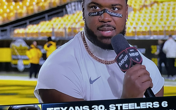 لفتة تضامنية من اللاعب عزيز الشاعر للمطالبة بوقف الإبادة