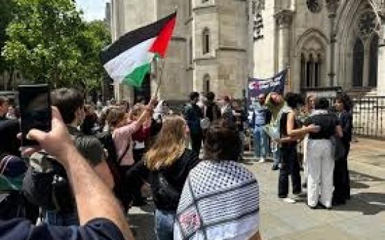 اقتحام “كارفور” في تونس، واعتصام أمام “HP” في الهند، واحتجاج أمام “تيسكو” في بلفاست...نشطاء يستهدفون مبنى شحن تابع لـ "فيديكس" في جنوب لندن