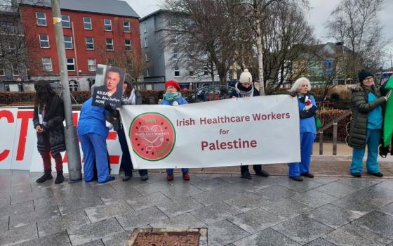 "أفرجوا عن حسام أبو صفية" وقفة للعاملين في القطاع الصحي بأيرلندا تضامنًا مع أطباء غزة
