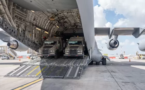 "غزة ما زالت تُقصف" ..دعوة لمراسلة مطار "أوكلاند" لوقف شحنات "إف-35" للاحتلال