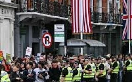 غضب شعبي من "الفيفا" و "ديلبوك" لتكريم ترامب واستضافة إسرائيليين... نشطاء يحاصرون مصنع “رافائيل” في بريطانيا