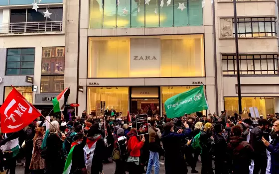 احتجاج داخل “زارا” في كراكوف رفضًا لدعمها جرائم الاحتلال..مجلسا سوانزي وكايرفيلي يصوتان لصالح سحب الاستثمارات من الشركات المتورطة بدعم الاحتلال