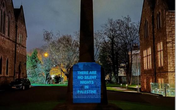 "لا توجد ليالٍ صامتة في فلسطين" أيرلندا تُضيء كنائسها برسالة تضامنية في ليلة الميلاد