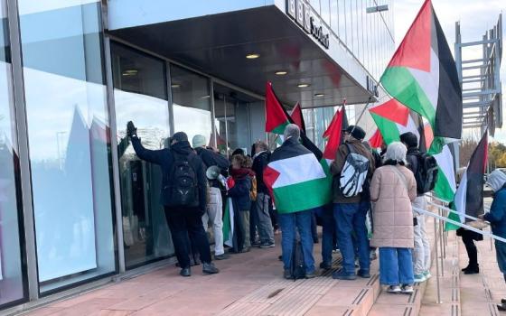 تعطيل كلمة المدير العام لـ”بي بي سي” خلال فعالية في غلاسكو.. نشطاء يحاصرون مصنع “ليوناردو” في إيطاليا