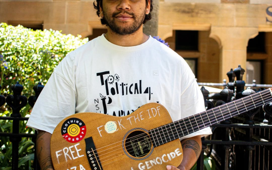 فصل موظف أسترالي لكتابته شعارات تضامنية على غيتاره