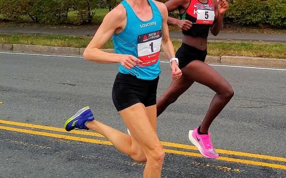 عدّاؤون في بوسطن يسلمون “ريبوك” رسالة تطالبها بوقف رعاية الاحتلال