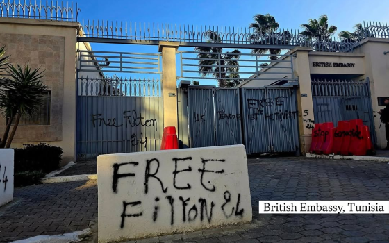 تلطيخ السفارة البريطانية بتونس بعبارات داعمة لـ "فيلتون 24"