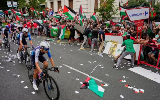 مطالبات بمقاطعة شركة "إيكوي" الفرنسية لدعمها فريق الدراجات الإسرائيلي