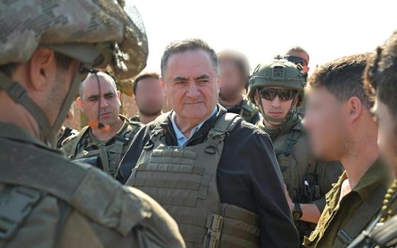 مجرم حرب .."هند رجب" تقدّم بلاغًا في اليونان بشأن زيارة وزير إسرائيلي