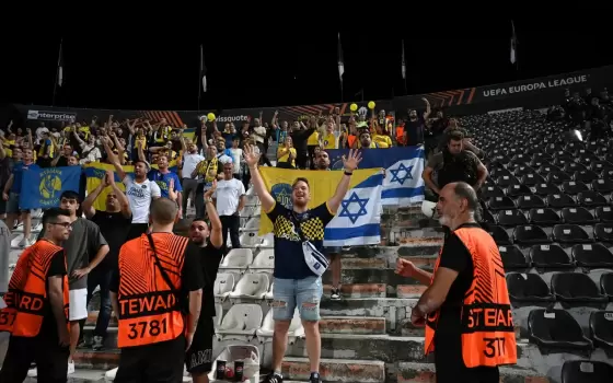 جماهير غلطة سراي تندد بالإبادة، ودعوات لإلغاء مباراة أستون فيلا مع “مكابي تل أبيب”..  