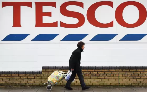 نشطاء يحاصرون "تيسكو" في بلفاست و "كارفور" في مدريد لدعمهما الاحتلال... تحرّك احتجاجي في بريطانيا يندّد بتواطؤ "ريبوك" مع منتخب العدو