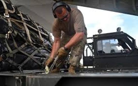 نشطاء يقتحمون شركة طائرات أمريكية متهمة بتوريد معدات عسكرية للاحتلال..تموّل الهجرة للكيان.. نشطاء يحتلون صالة "باري" الرياضية ببريطانيا