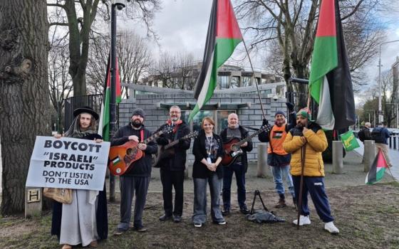 الأسبوع 103 على التوالي.. احتجاج تضامني مع فلسطين أمام السفارة الأمريكية في دبلن