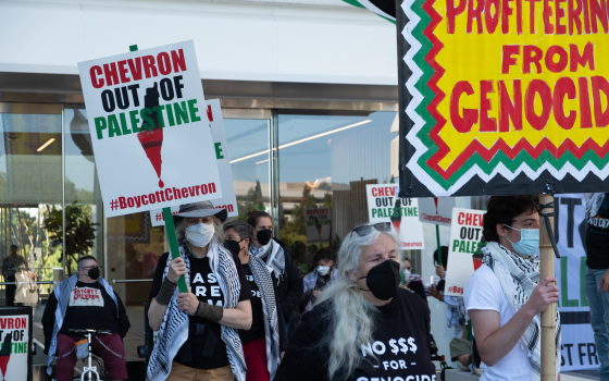 احتجاجات أسبوعية عند “شيفرون” ضد تزويد الاحتلال بالوقود