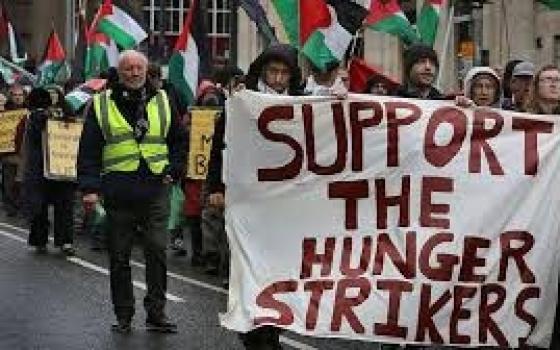 احتجاجات داعمة لناشط "فلتون 24" المضرب عمر خالد أمام سجن HMP...احتجاجات أمام بنكي "باركليز" في غلاسكو و "HCBS" في ليدز