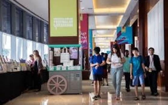 كاتب عالمي ينسحب من مهرجان طيران الإمارات للآداب 2026...احتجاج بإعادة كتب بآلاف الدولارات لمكتبة "إنديغو"