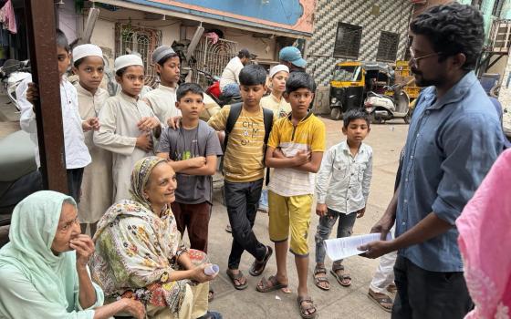 "قاطعوا إسرائيل" الهند تطرد سائحين بريطانيين بسبب ملصقات مؤيدة لفلسطين