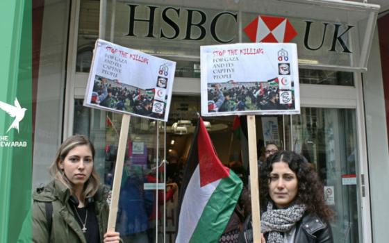 يستثمر في آلة الإبادة .. استهداف بنك "HDBC” في بريطانية