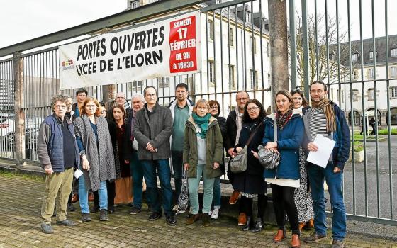 وضع العلم الفلسطيني على خزانته ..توقيع عريضة لدعم معلم موقوف في مدرسة "ليسيه إلورن" بفرنسا