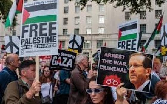احتجاجات تحاصر فندقه بلندن.. ودعوى جنائية تلاحق الرئيس الإسرائيلي "هرتسوغ"...تأجيل انطلاق أسطول الصمود من تونس لغزة إلى الخميس