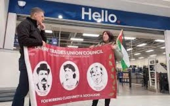 نشطاء يحاصرون "تيسكو" في بلفاست و "كارفور" في مدريد لدعمهما الاحتلال... تحرّك احتجاجي في بريطانيا يندّد بتواطؤ "ريبوك" مع منتخب العدو