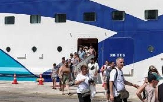 متظاهرون يحتجون أمام سفينة تقل سياح إسرائيليين في اليونان...انسحاب لاعب أردني من بطولة دولية للتنس رفضًا للتطبيع