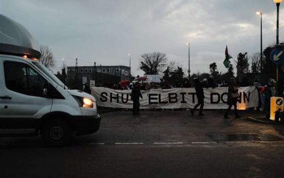 يساهم بتسليح الاحتلال ... نشطاء يغلقون مدخل مصنع "إنسترو بريسيجن" في كينت