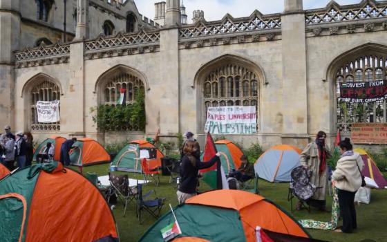 أكاديميون يتهمون جامعة كامبريدج بالتعتيم على استثماراتها بشركات الأسلحة