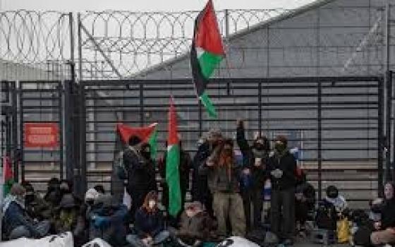 أكثر من 100 متظاهر يغلقون مصنع "ليوناردو" في إدنبرة...باكستان تعلن انضمام وفدها إلى أسطول الصمود العالمي