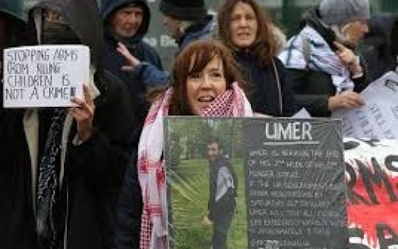 عمر خالد ينهي إضرابه.. واحتجاجات تخللها قمع أمام وزارة العدل دعمًا لـ "فلتون24"...حصار فندق "غروفنر هاوس" الذي يضم عشاء تجار السلاح