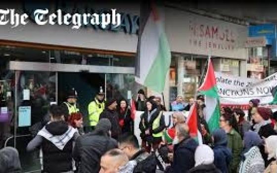 نشطاء “حملة التضامن مع فلسطين” يحتلون فرع بنك "باركليز " في لندن.. أنصار فلسطين يقتحمون مقر شركة “روتاكس” في النمسا