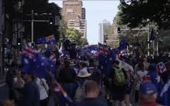 الأستراليون يخرجون بأكبر المسيرات التضامنية تحديًا لمنع الحكومة...فرقة “نيكاب” تهتف مجددًا “فلسطين حرة” خلال حفل في فرنسا