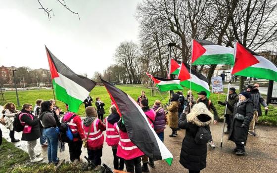 "منطقة خالية من الأبارتهايد"  عشرات الأسر في برايتون يقاطعون البضائع الإسرائيلية