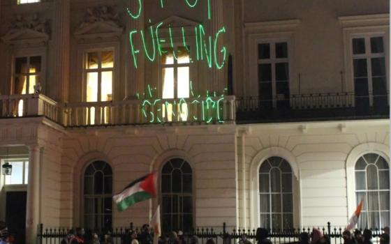 "كفى تمويلًا للإبادة".. احتجاج أمام السفارة التركية في لندن للمطالبة بوقف تزويد الاحتلال بالنفط