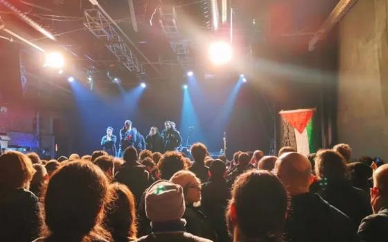 بعد طلب قائدها إزالة علم فلسطين.. إلغاء حفل فرقة روك أمريكية في بولونيا  