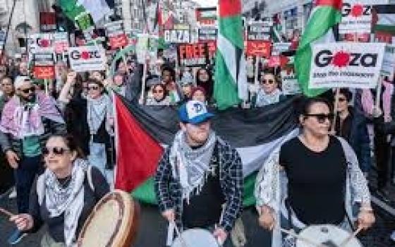 بريطانيا تستعد لمسيرة وطنية.. وحملة عالمية تنطلق اليوم للتضامن مع الأسرى الفلسطينيين... احتجاج أمام بنك "باركليز" في غلاسكو  