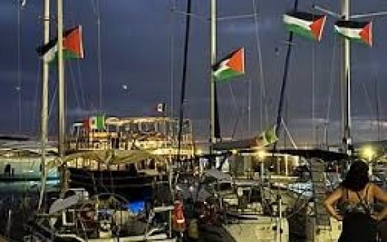 مطالبات أوروبية لحمايته.. أولى سفن “أسطول الصمود العالمي” تبحر نحو غزة...استهداف شركة "هوومت" لتصنيع أجزاء F-35 في مدينة غلوسوب