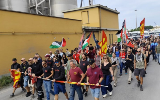 "لن نعمل من أجل الحرب" عمّال الموانئ يطلقون عملًا دوليًا لوقف شحنات السلاح