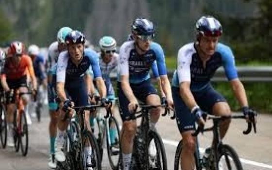 تعطيل طواف إسبانيا أمام فريق “إسرائيل-بريمير تيك”..احتجاج داعم لفلسطين أمام مهرجان البندقية السينمائي