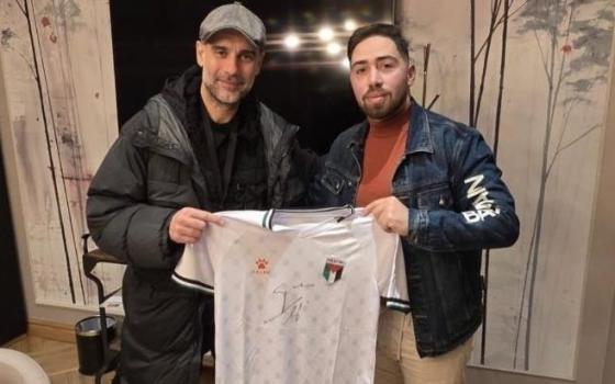 غوارديولا يوقّع قمصان فريق “غزة الإرادة” لكرة قدم البتر