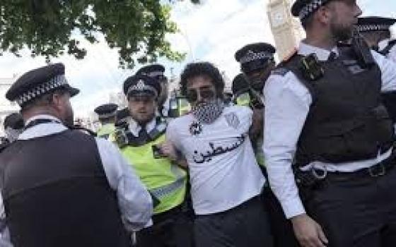 شرطة لندن تنفذ أكبر حملة اعتقالات بحق 365 ناشطًا...الحكومة الأيرلندية تعتزم فرض حظر تجاري على مستوطنات الاحتلال