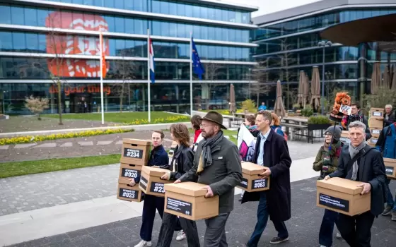 يمول الإبادة..  استهداف بنك “ING” بهولندا