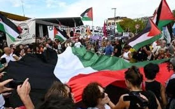 نجوم عالميون وآلاف الحضور يحيون فعالية فنية ضخمة لدعم فلسطين...نشطاء إسبانيا وكندا وألمانيا يكرمون الطفلة الشهيدة "هند رجب"  