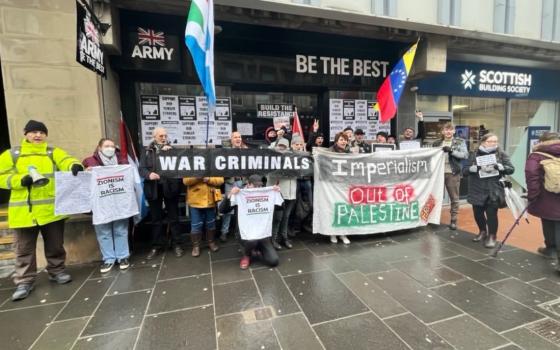 ألغت برنامج يدعم فلسطين .. احتجاج أمام مقر القناة الرابعة في غلاسكو